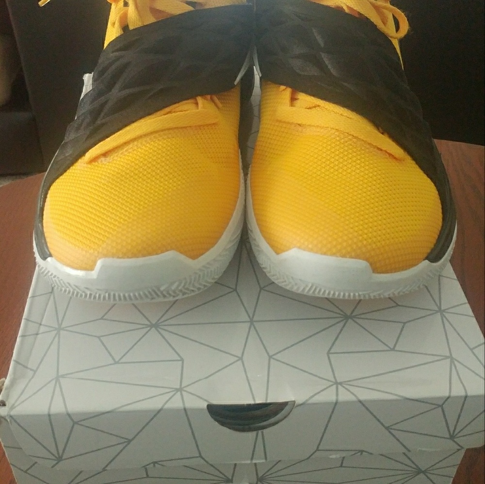 Mens kyrie basketball shoes